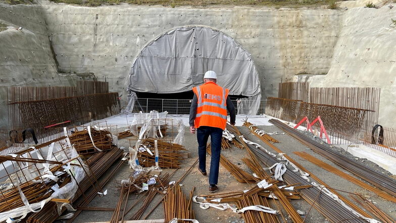 Tunnel-Ostportal: Etwa auf dem Niveau der Stahlelemente führt später die Straße in den Kohlbergtunnel.