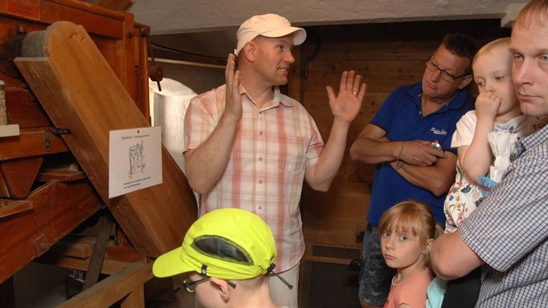 In der Niedermühle in Lawalde führte Jörg Paufler die interessierten großen und kleinen Besucher durch die noch funktionsfähige ehemalige Wassermühle und erklärte alles sehr sachkundig.