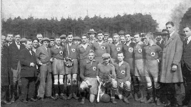 Achtmal errangen die Handballer des in Potschappel ansässigen Sportclubs Freital (später mit dem Deubener Verein zu 04 Freital vereinigt) den Titel eines Ostsachsenmeisters. Unser Foto zeigt die Meisterschaft nach dem siegreichen Endspiel von 1924.