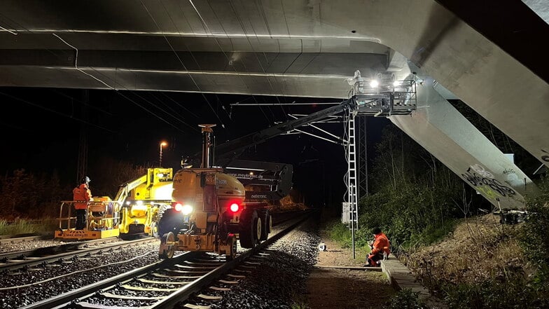 In nächtlichen Einsätzen wurden in dieser Woche an der Brücke der B169 über die Gleise am Hauptbahnhof Sensoren zur Überwachung des Bauwerks montiert.