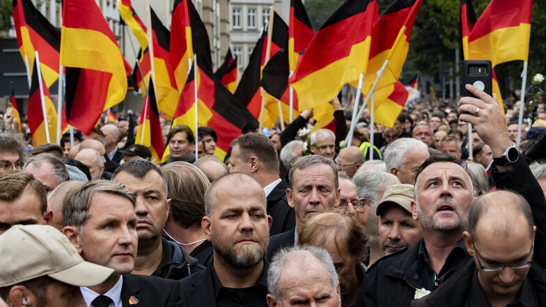 Schulterschluss zwischen AfD und Pegida: In Chemnitz marschierten unter anderem Björn Höcke (links mit Anstecker), Siegfried Däbritz (rechts daneben) und Lutz Bachmann (ganz rechts mit erhobenem Smartphone) in einer Reihe. 