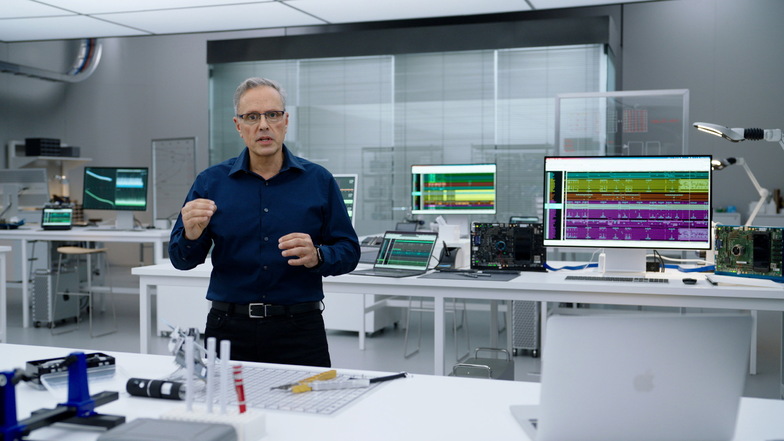 In diesem Standbild eines Videos von der Apple Keynote stellt Johny Srouji, Apple-Manager, zwei neue Hochleistungs-Chipsysteme, M1 Pro und M1 Max, vor.