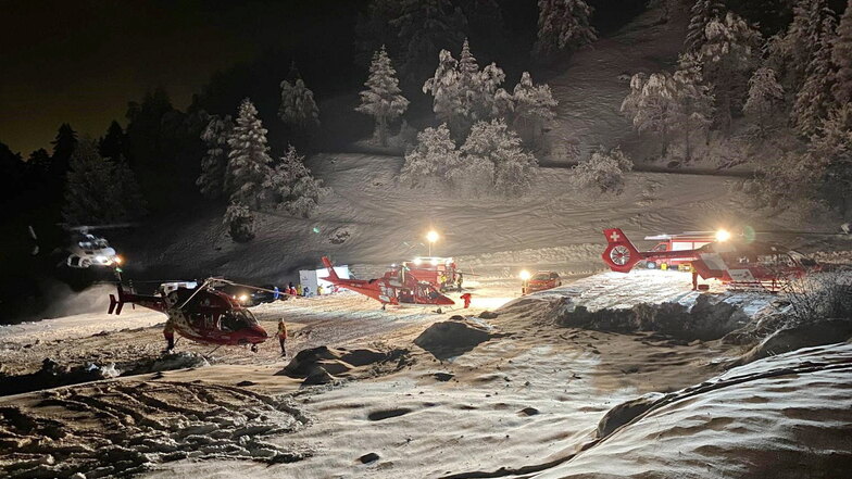 Bergretter  bereiten sich in Sion auf den Abflug zum Berg Tête Blanche  in den Schweizer Alpen vor. Dort wurden fünf Wintersportler tot aufgefunden, die Suche nach dem sechsten Skifahrer dauert noch an.