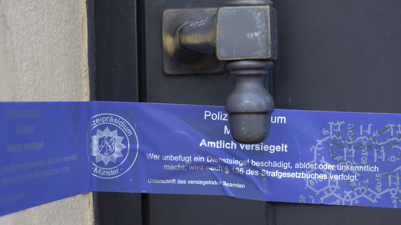 Ein Siegel des Polizeipräsidiums Münster klebt an einer Haustür im brandenburgischen Finowfurt, einem Ortsteil der Gemeinde Schorfheide.