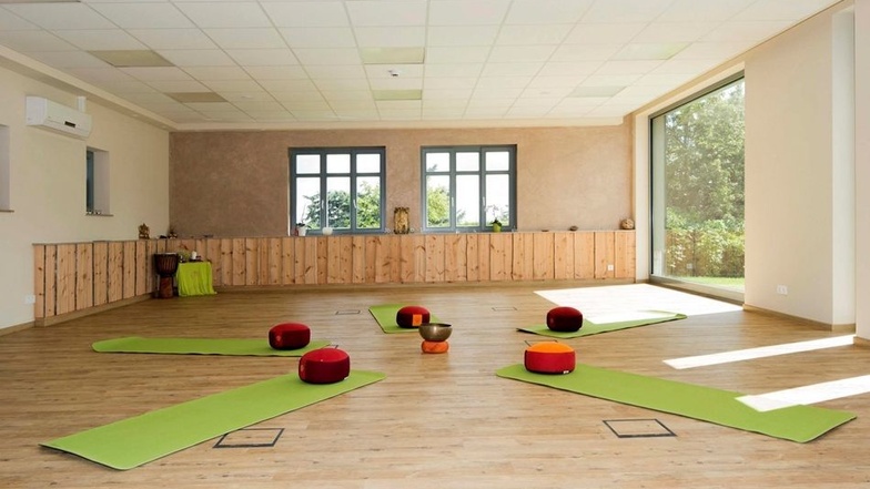 Heike Butze plant im neuen Seminarraum (Bild links) auch Yoga-Kurse.