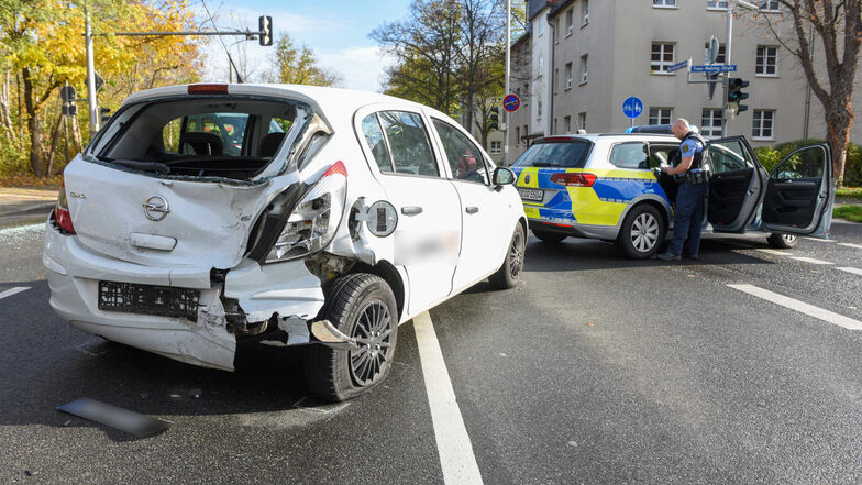 An dem Opel entstand erheblicher Schaden. Die Heckscheibe ist zerborsten.