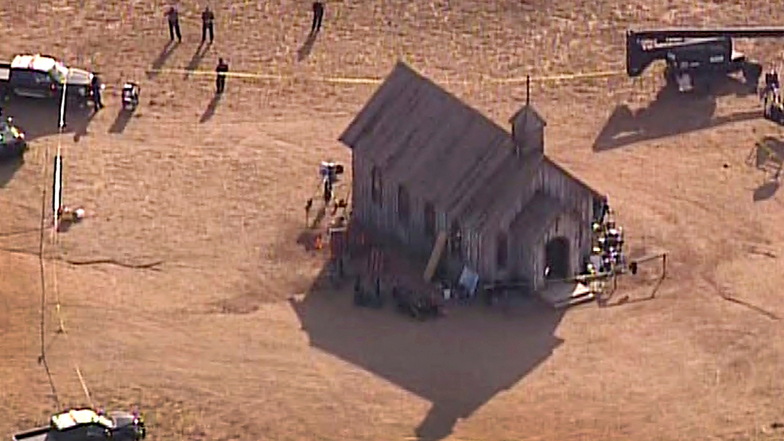 Dieses Luftbild zeigt Beamte des Sheriffs von Santa Fe County, die zum Tatort kommen.