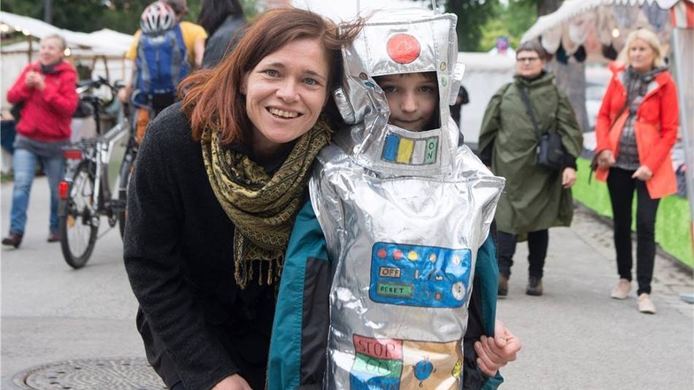 Der siebenjährige Aljoscha, hier mit Mama Henny Demuth, hat sich als Kosmonaut verkleidet.
