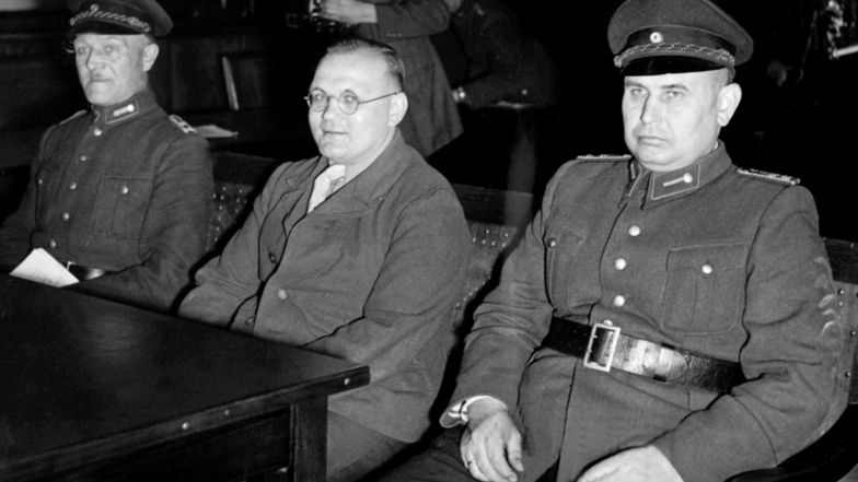 Für neun Morde wurde Rudolf Pleil verurteilt, hier 1950 im Saal des Gerichts von Braunschweig. Er selbst hat behauptet, es seien genau 40 gewesen.