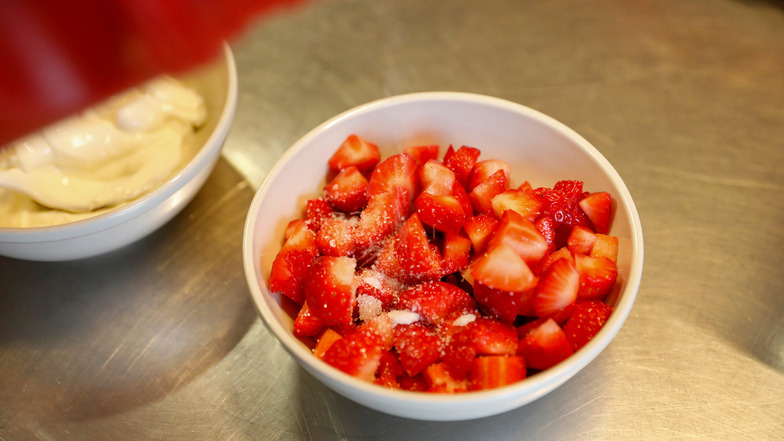 Die Erdbeeren für das Dessert, würfeln, zuckern und kurz durchziehen lassen. Den Sahnequark aufschlagen, mit den Erdbeerwürfel vermischen und in kleinen Gläsern anrichten. 