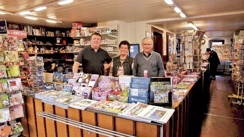 Mit Wolfgang, Maria und Patrick Zöllner (v.r.) zeigt das Foto zwei von drei Generationen, die das Schreibwarengeschäft Zöllner in Großröhrsdorf repräsentieren. Bald geht eine Ära zu Ende: Das Geschäft schließt Ende März.