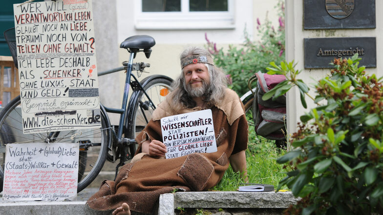 Auch Jürgen Wagner, Gründer der Schenker-Bewegung und bekannter als Waldmensch Öff!-Öff!, hat in Bautzen seine Anhänger. Darunter ist der Naturarzt Uwe Wilhelm Haspel vom Bautzner Frieden.