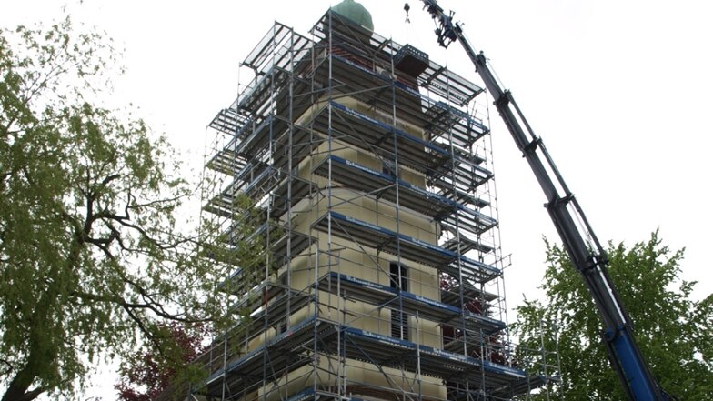 Die Firma Schweizer Gerüstbau aus Guhrow hat in den letzten Tagen bereits den kompletten Kirchturm eingerüstet. Damit kann die Turmsanierung nun starten.