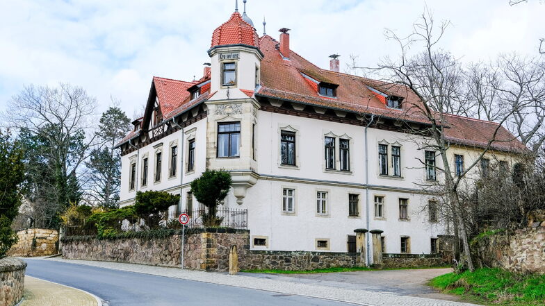 Im Jahr 1899 bekam die Krapenburg ihre heutige Gestalt durch den Umbau des Hauptgebäudes. Die Wurzeln des Herrenhauses vom Weingut Krapenberg reichen bis um 1710 zurück.