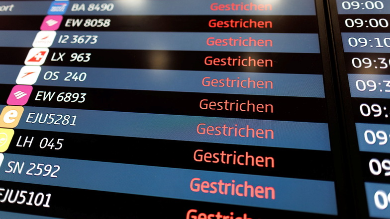 Eine Anzeigetafel  am Flughafen BER: Erneut sorgen Streiks für Flugausfälle.