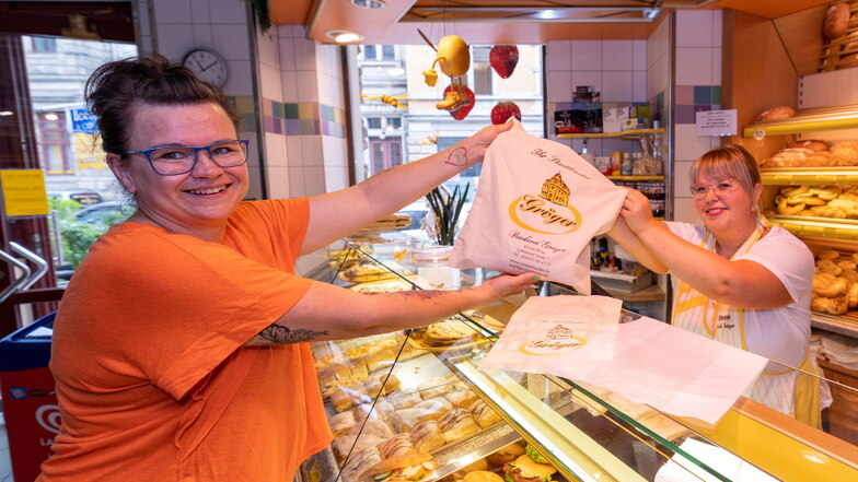 So machen es immer mehr: Nicole Benedikt (l.) kauft bei der Bäckerei Gröger in Pirna ein. Statt einer Tüte aus Papier oder Plastik ist der Stoffbeutel angesagt.