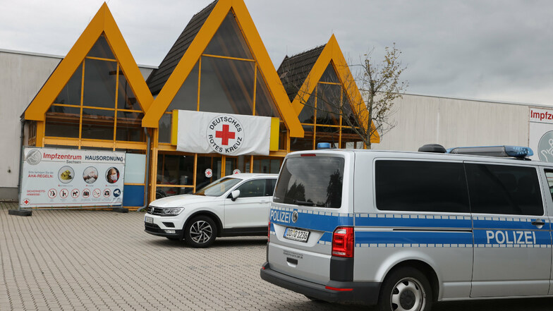 In Treuen im Vogtland wurde im September 2021 versucht, ein Impfzentrum in Brand zu setzen. Die Polizei nahm damals die Ermittlungen auf.