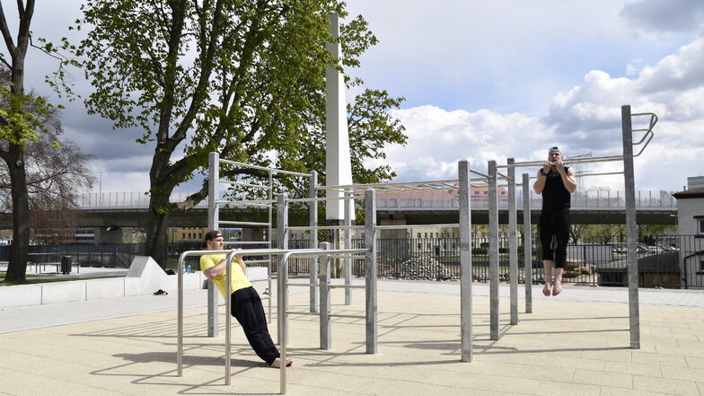 Fit in Löbtaus neuem Park: Die beiden Studenten Martin und Kolja trainieren oft auf der Anlage an der Tharandter Straße.