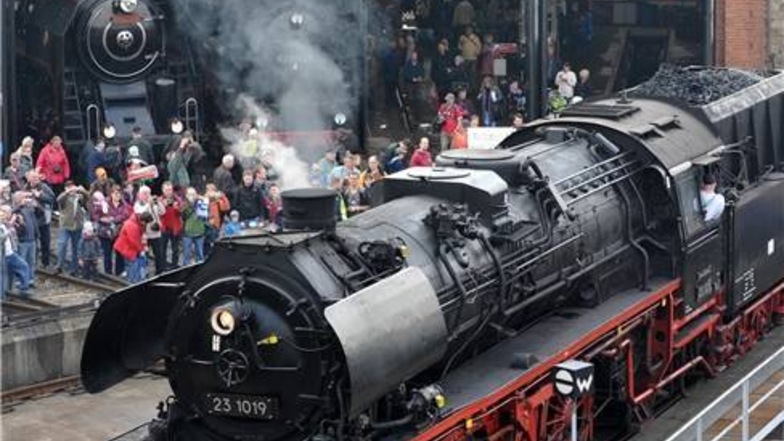 Die Personenzuglokomotive 23 1019 vom Lausitzer Dampfllokclub. Das Fest steht in diesem Jahr unter dem Motto "175 Jahre Leipzig-Dresdner-Eisenbahn", Deutschlands erste Fernstrecke, und ist der Abschluss der aktuellen Festwoche.