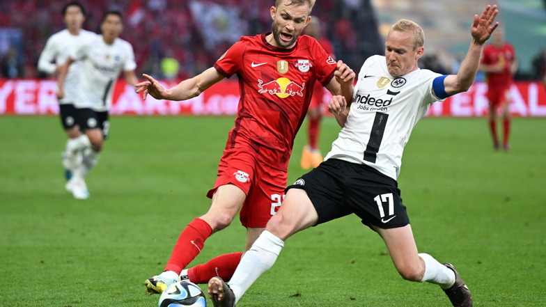 Konrad Laimer - hier im Duell mit Frankfurts Sebastian Rode - wechselt von RB Leipzig zum FC Bayern München.