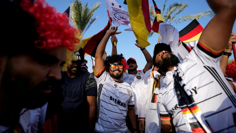 Deutsche Fans oder eher Fans im Deutschland-Trikot? Genau kann und will das in Katar vorab niemand sagen.