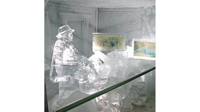 Eisskulptur des Gletscherforschers Friedrich Simony.