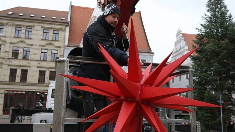Parallel zum Aufstellen des Weihnachtsbaumes wurde auf dem Markt in Pirna begonnen, diesen für den Weihnachtszeit zu schmücken. Dazu gehören die großen Weihnachtssterne. Daniel Förster