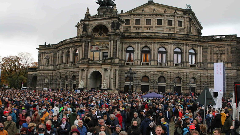 Ende Oktober versammelte sich "Querdenken 351" bereits in Dresden. Die Versammlung am Samstag wurde nun verboten.