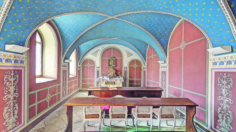 Farbenpracht mit Sternenhimmel: Die katholische Hauskapelle auf Schloss Weesenstein ließ Prinz Johann von Sachsen Mitte des 19. Jahrhunderts im ehemaligen Waschhaus einrichten. 2001 wurde sie aufwendig restauriert.