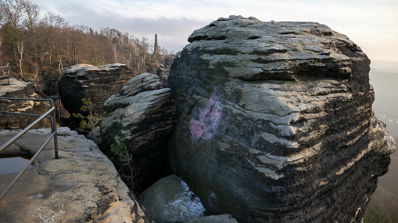 Auf dem Lilienstein: Ein Farbfleck ist trotz der Entfernung am Fels geblieben.