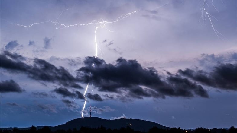 Heftige Gewitter sind am Dienstagabend über weite Teile Sachsens hinweggezogen. Dieser mächtiger Blitz schlug am Löbauer Berg  ein.