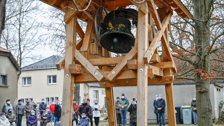 Heute hat die neue Glocke in Neueibau zum ersten Mal offiziell geläutet.