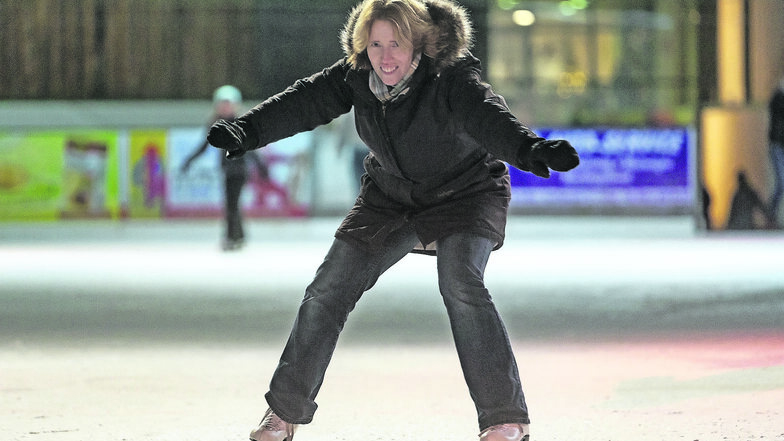 Zugegeben, die B-Note ist noch nicht perfekt: Reporterin Annett Heyse hält sich bei ihrer Eislauf-Premiere aber ganz gut.