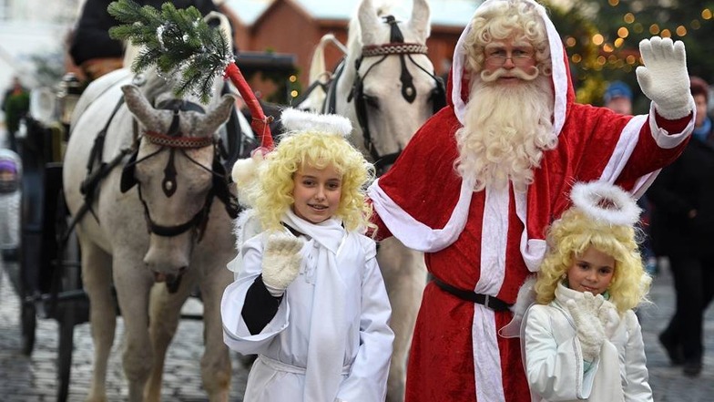 Der Weihnachtsmann mit seinen Engeln kam wieder mit der Kutsche zum Markt.