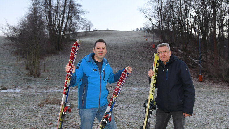 Vereinsvorstand Ronny Pietzsch (li.) und Vorstandsmitglied Eckhard Wolf am Fuße des Kuhbergs in Freital.