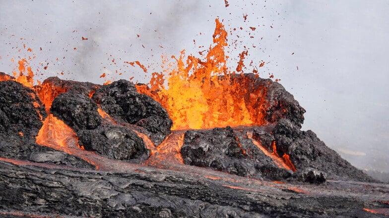 Lava fließt aus dem Vulkan Fagradalsfjall. Auf Island hat ein erneuter Vulkanausbruch begonnen.
