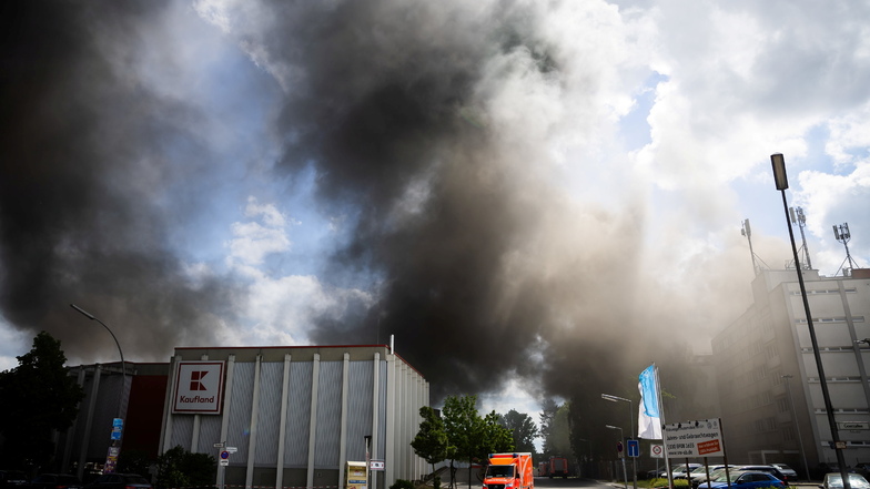 Metallfabrik brennt in Berlin: Warnung vor giftigen Gasen