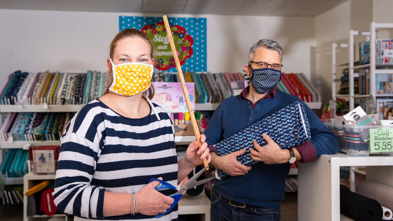 Keine Chance für Viren: Anja Zimmer-Schröder, Chefin des Nähladens "Landfee" in Pirna, und Reporter Jörg Stock mit ihren selbst gefertigten Gesichtsmasken.