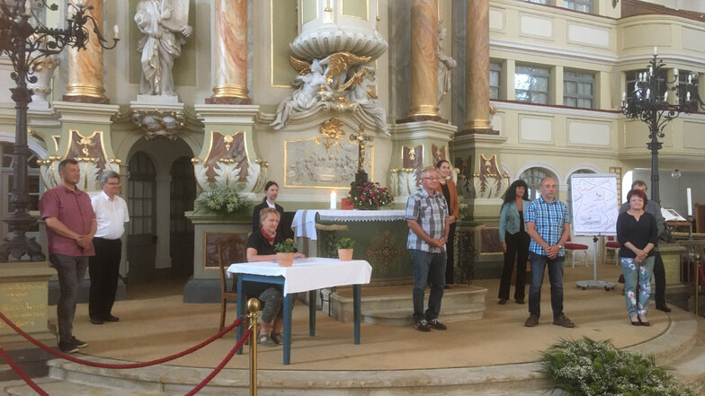 Vertreter von fünf Kirchspielen unterzeichneten in der Großenhainer Marienkirche ein Zertifikat für die künftige Zusammenarbeit.