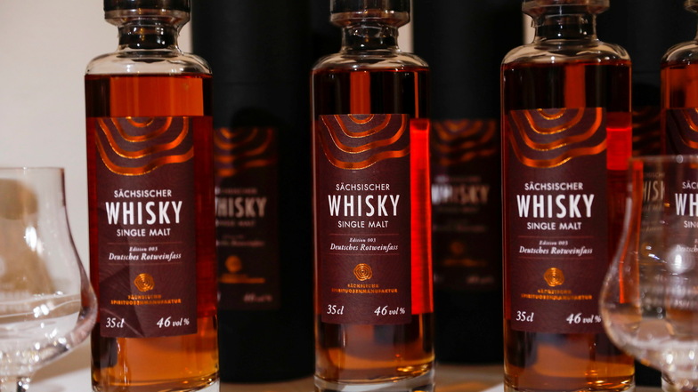 Die verschiedenen Whisky-Sorten erhalten Farbe und Geschmack durch das Fass, in dem sie lagern.
