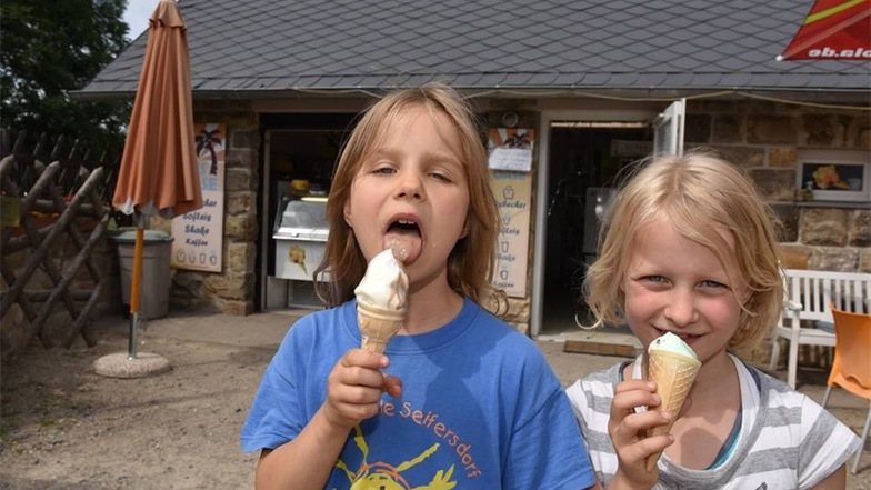 An der Eis-Oase in Paulsdorf lassen sich Charis und Dora ihr Eis schmecken.