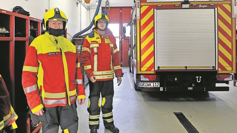 Siegbert Glowna (li.) und Holger Leue von der Freiwilligen Feuerwehr Weißkeißel präsentieren die neue Einsatzbekleidung, die jetzt geliefert wurde.