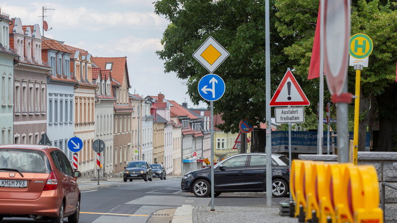 Gegen Montagnachmittag rollte der Verkehr an der Oststraße in Kamenz noch. Doch von diesem Tag bis zum 20. August hat die Stadtverwaltung eine Vollsperrung auf Höhe der Lessingschule angekündigt.