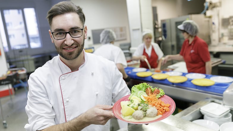 Patrick Apelt ist stellvertretender Leiter der Küche im DRK-Altenheim in Görlitz. Hier werden täglich auch etwa 400 "Essen auf Rädern" gekocht. Tendenz steigend.