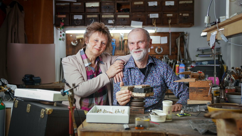 Elke und Carl Schelle betreiben seit 30 Jahren ihre Goldschmiedewerkstatt in Radeberg. 2022 wird die nächste Generation das Geschäft übernehmen.