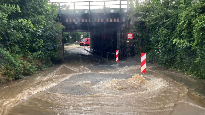 Eine durch starke Regenfälle überschwemmte Unterführung im oberpfälzisches Cham. Bei teils sehr kräftigen Niederschlägen drohen jetzt zwischen Erzgebirge und Alpen Überflutungen.