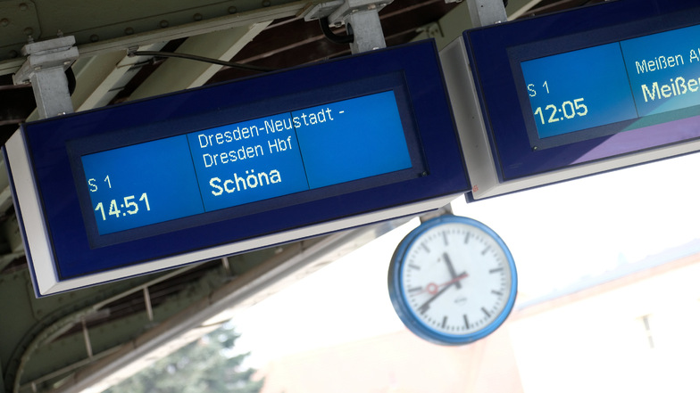 Eine der Anzeigetafeln am S-Bahnhof Meißen kündigt schon seit Monaten die Einfahrt der S1 nach Schöna um 14.51 Uhr an. Die Züge kommen, doch die Tafel bleibt stehen. Das sorgt bei manchen Reisenden für Verunsicherung.