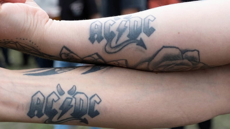 Manche Fans tragen das Logo ihre Idole auf dem Unterarm.