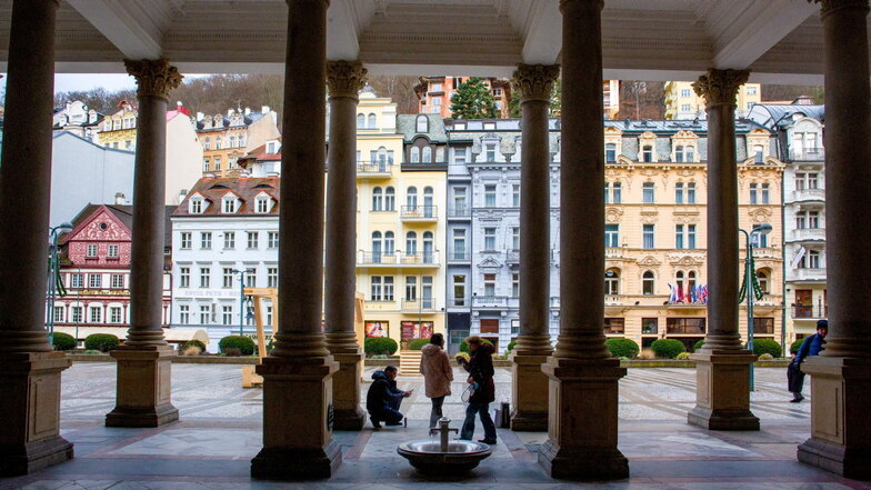 Die Maßnahme betrifft den Angaben zufolge eine große Zahl an Immobilien vor allem in Prag und Karlsbad (Karlovy Vary) - mit Ausnahme diplomatischer Einrichtungen.