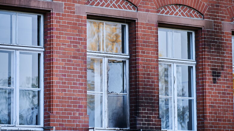 Die Fassade und Fenster am Robert Koch-Institut in der General-Pape-Straße wurden bei dem Anschlag beschädigt. Brandsätze hinterließen Rußspuren.